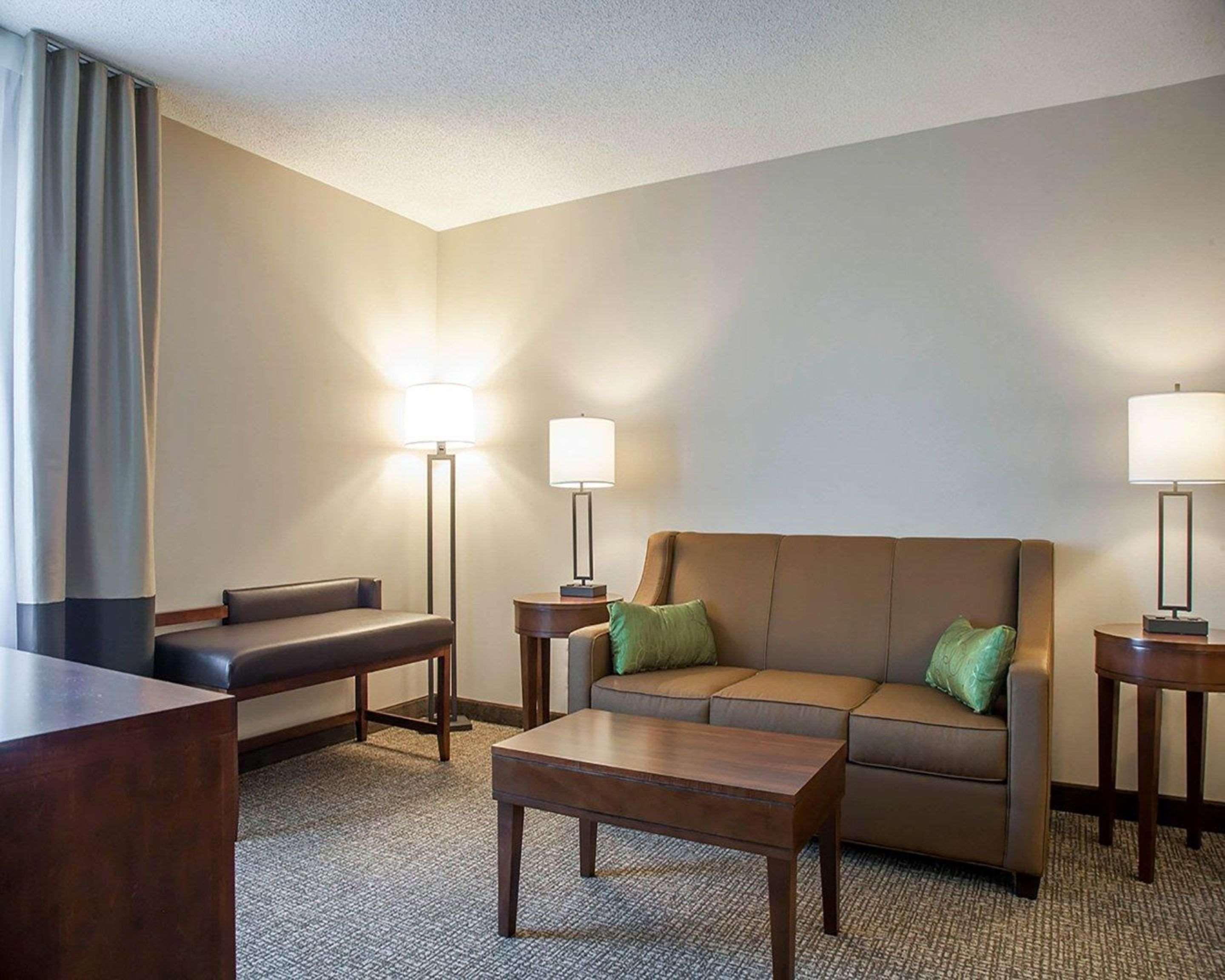 Comfort Suites West Warwick - Providence Exterior photo