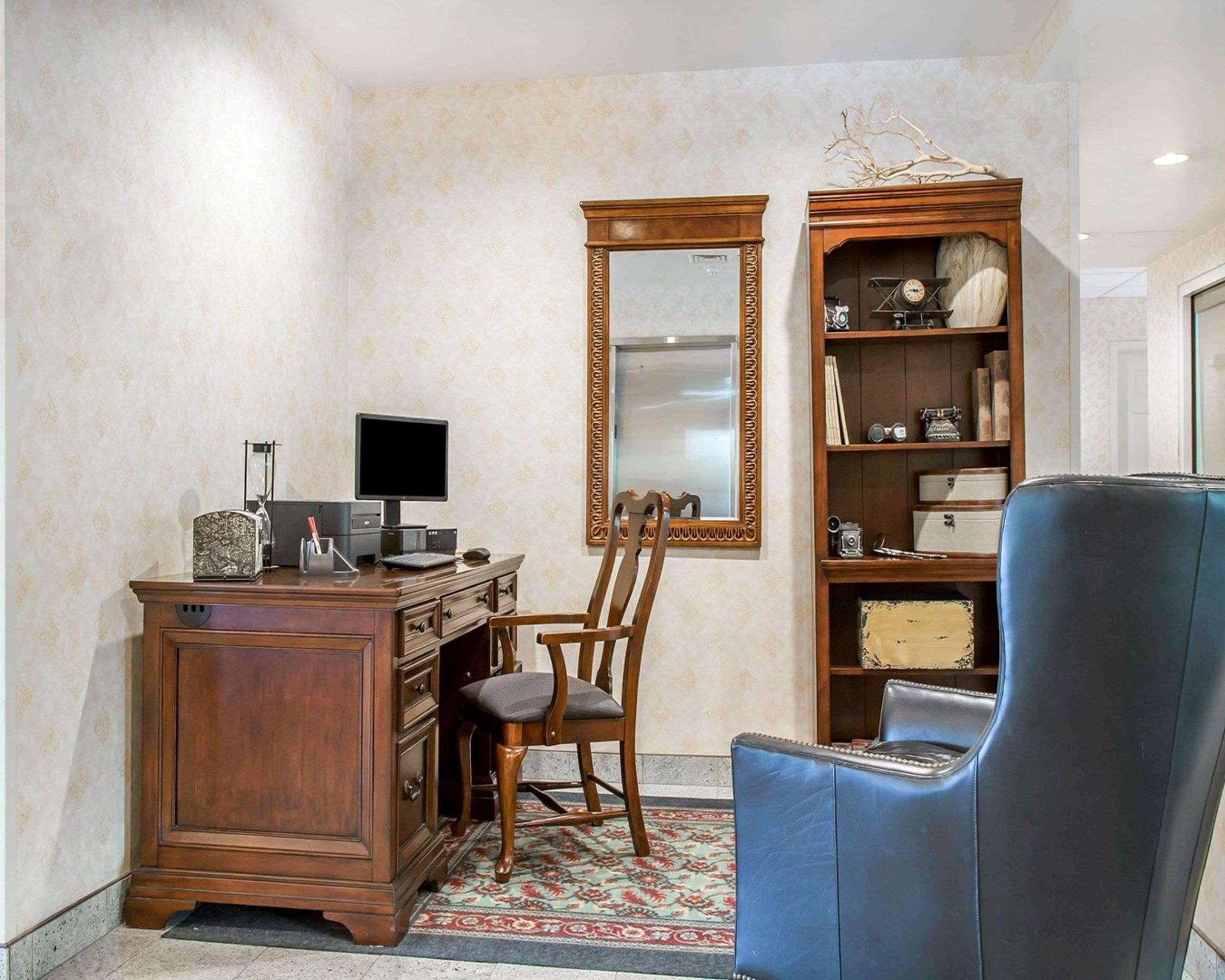 Comfort Suites West Warwick - Providence Exterior photo